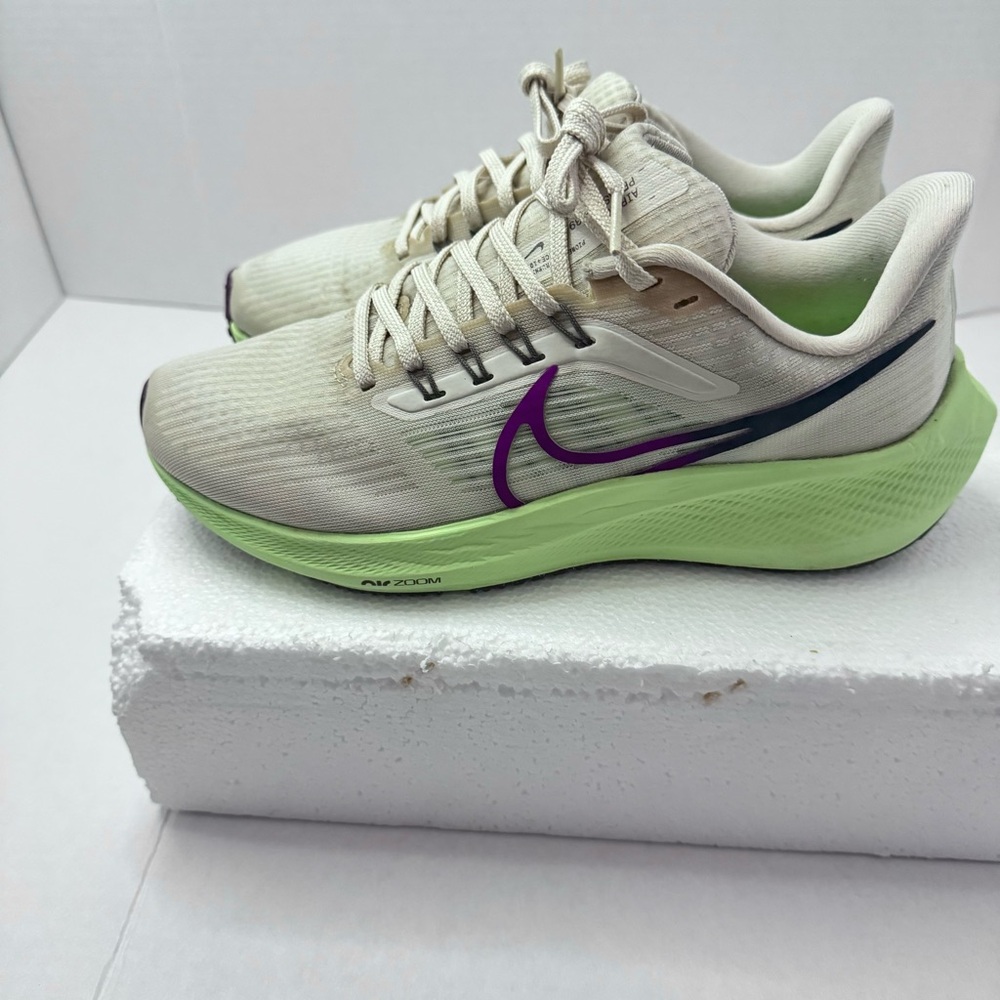 Nike Air Zoom Running Shoes Womens 7.5 White Green Purple Sneakers